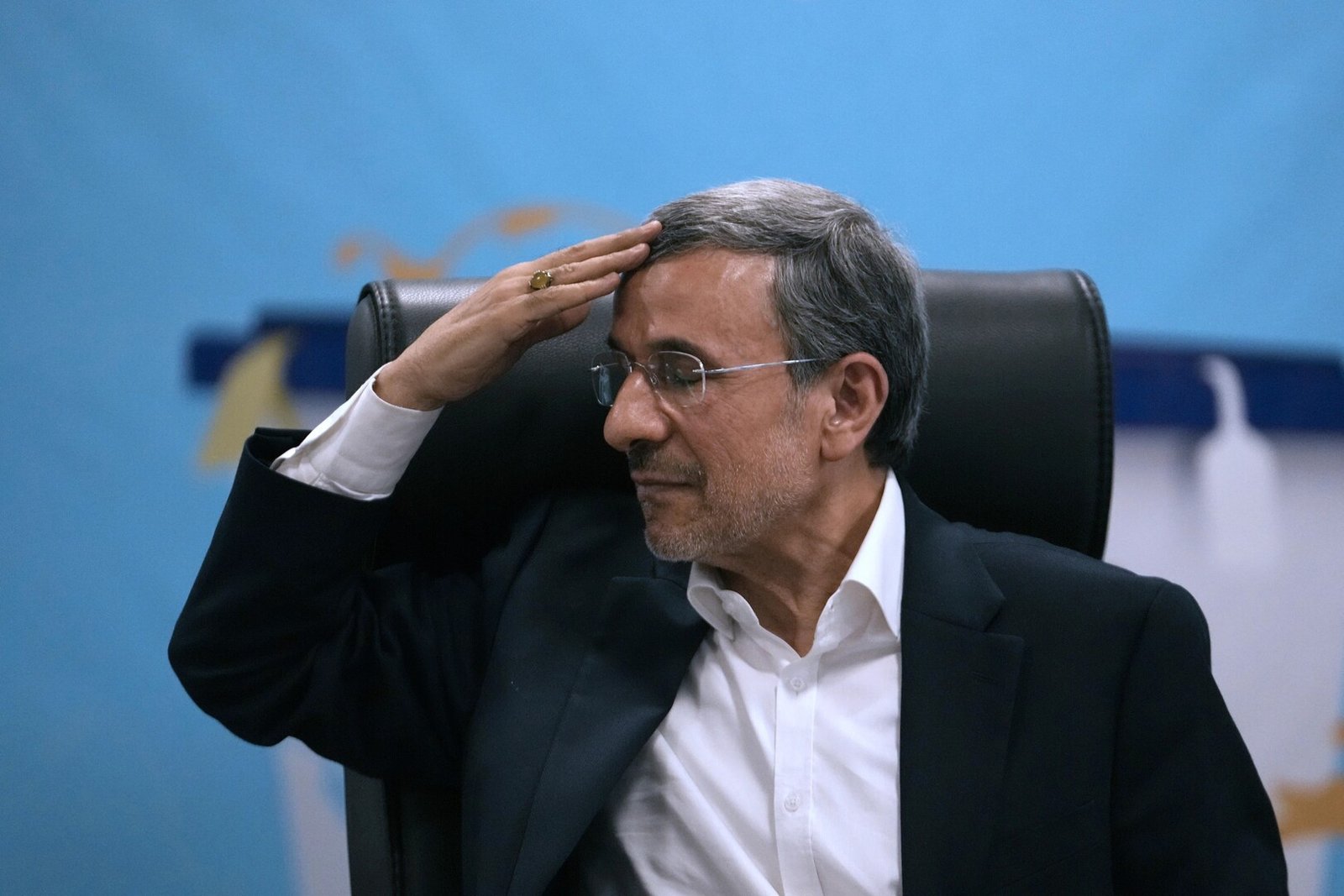 إيران-أحمدي-نجاد-يظهر-في-مراسم-تأبين-خامنئي-بعد-مزاعم.jpg