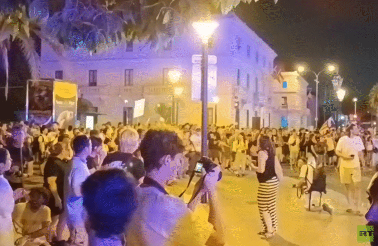 الإسبان-في-مايوركا-يحتجون-على-السياحة-الجماعية-ويطالبون-بالحد-من.png