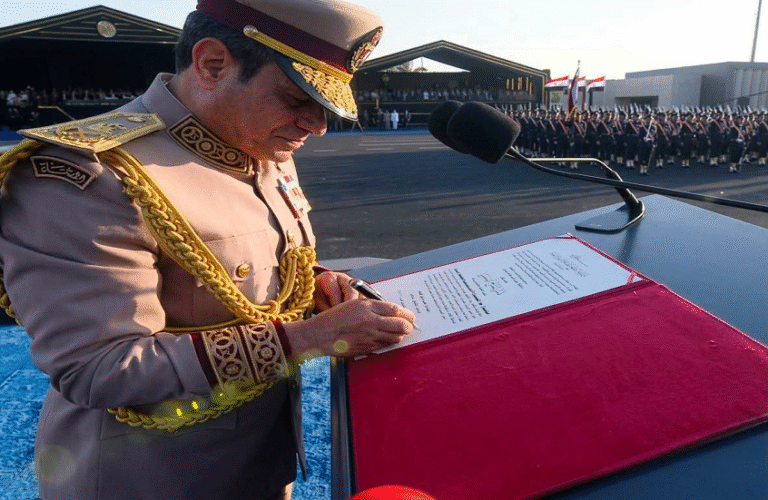 السيسي-يظهر-بالبدلة-العسكرية-في-عرض-عسكري-مهيب.png