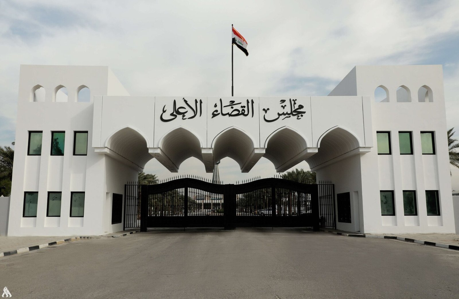 العراق-مليارات-الدنانير-مخبأة-في-عبوات-ماء-داخل-الجدران-صور.jpg