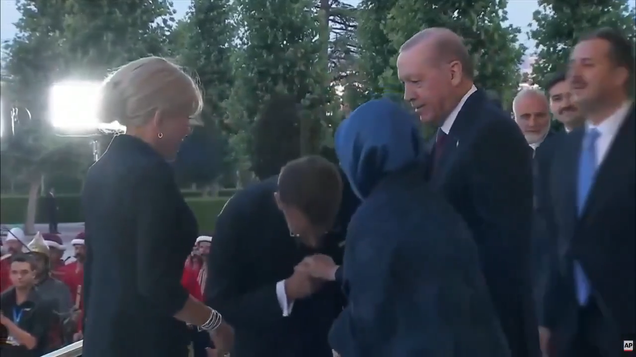 بالفيديو-زوجة-أردوغان-ترفض-تقبيل-ماكرون-ليدها.png