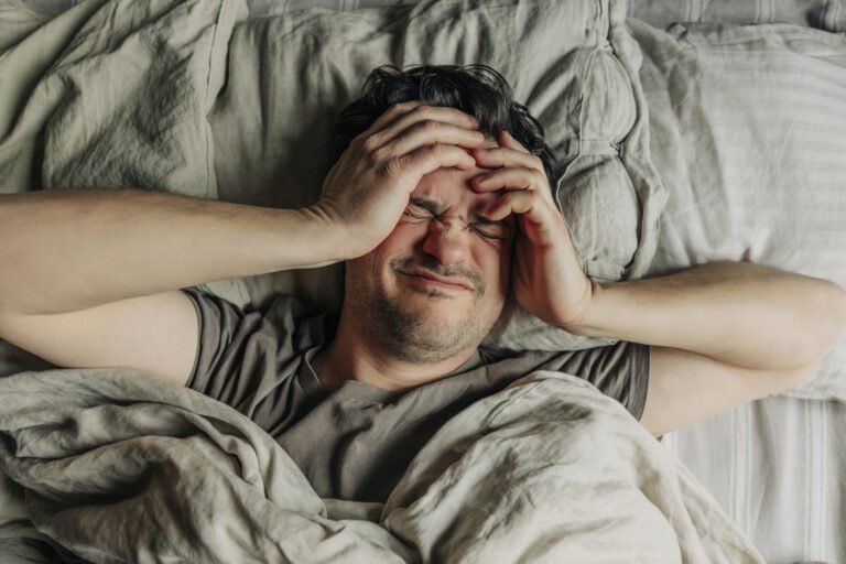 متعب-لكن-عقلك-مستيقظ-عند-النوم؟-حيل-مثبتة-لتهدئة-الدماغ.jpg