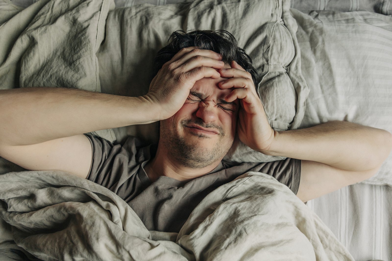 متعب-لكن-عقلك-مستيقظ-عند-النوم؟-حيل-مثبتة-لتهدئة-الدماغ.jpg