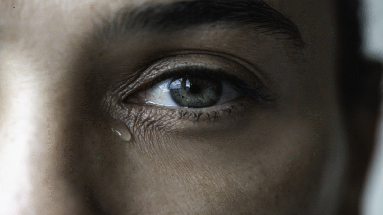 مخاطر-كبت-الدموع-على-الصحة-النفسية.png