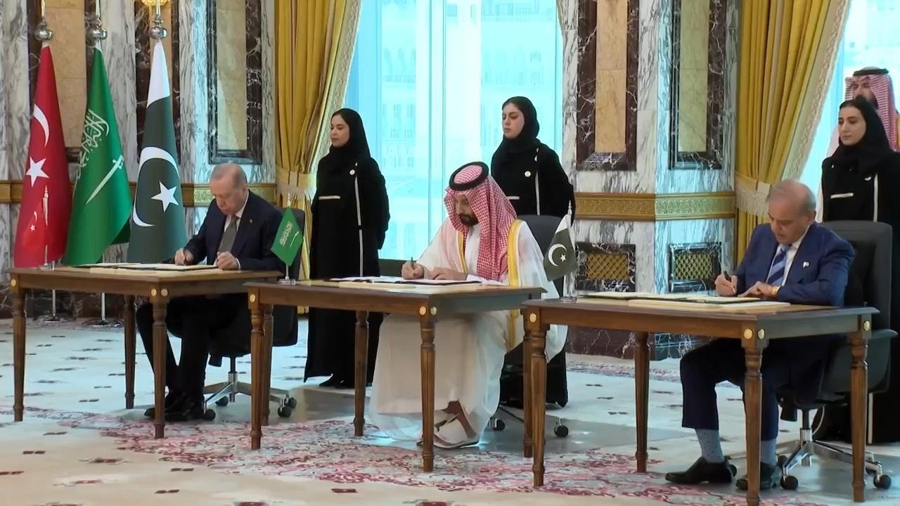 أمير-سعودي-يرد-على-أكاديمي-إماراتي-وسط-جدال-حول-اتفاق.jpg