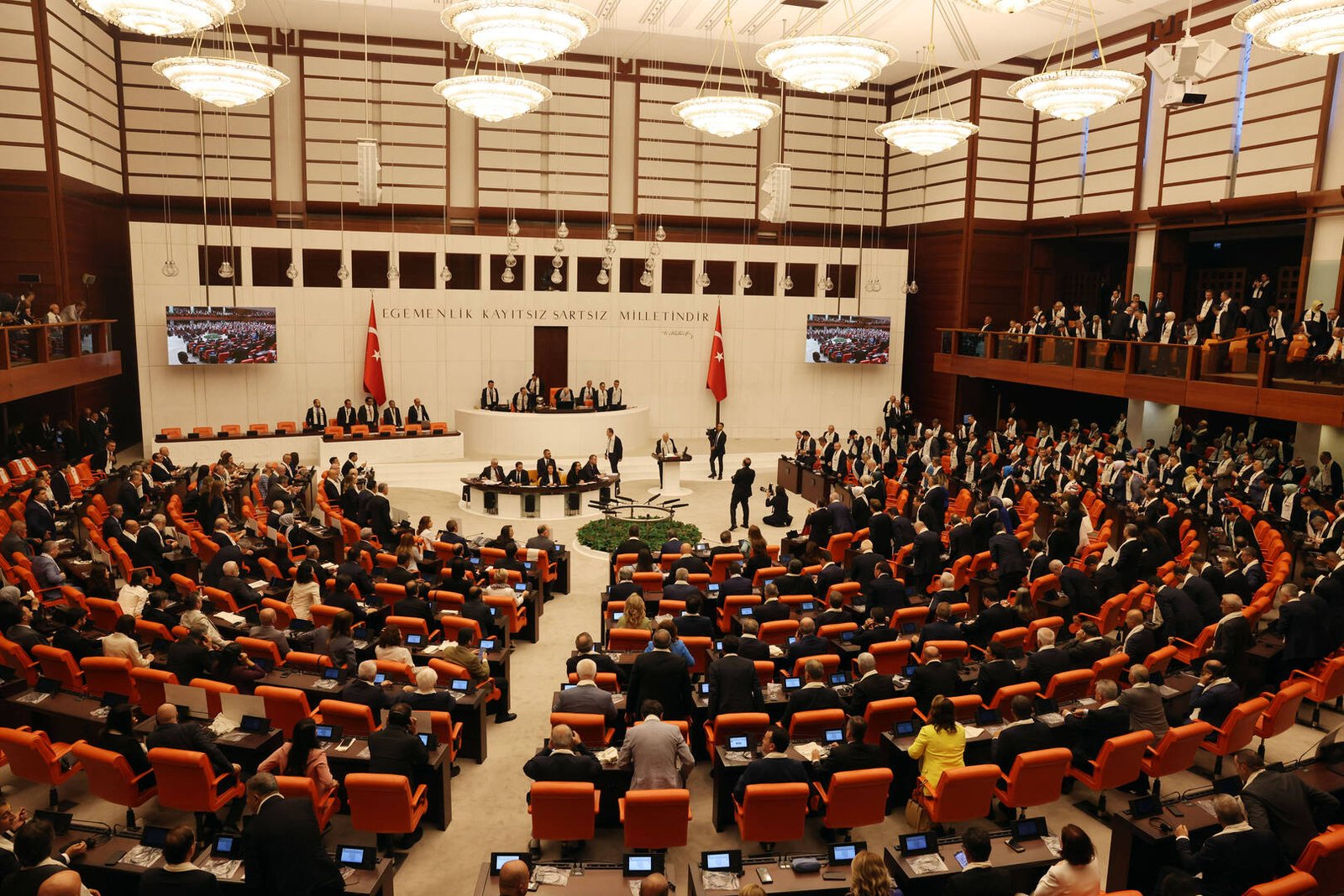 البرلمان-التركي-يبدأ-مناقشة-قانون-دمج-العمال-الكردستاني-في-الحياة.jpg