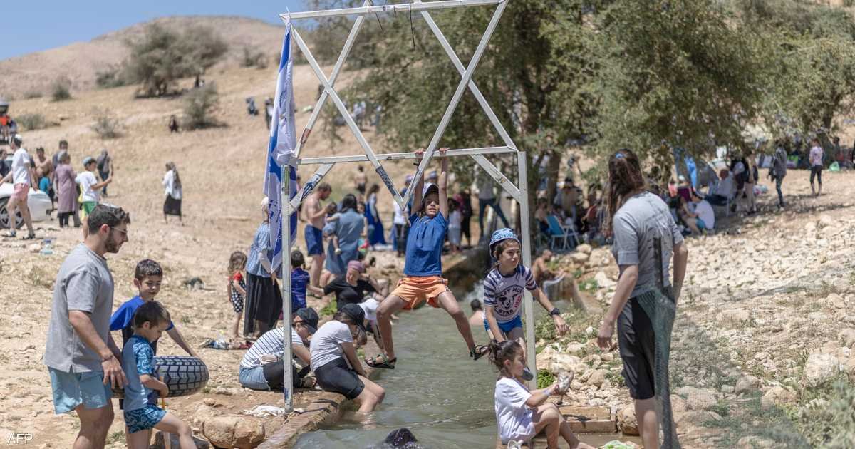 المستوطنون-الإسرائيليون-يستولون-على-عيون-المياه-الفلسطينية.jpg