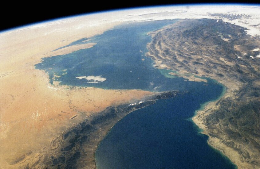 النفط-يهبط-2-مع-آمال-إعادة-فتح-هرمز-وبرنت-دون.jpg