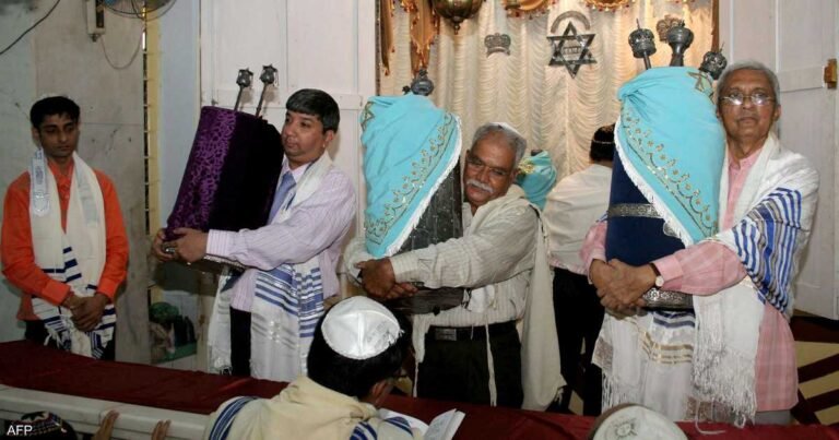 رجلان-وكنيس-عمره-5-قرون-الفصل-الأخير-ليهود-كوتشي.jpg