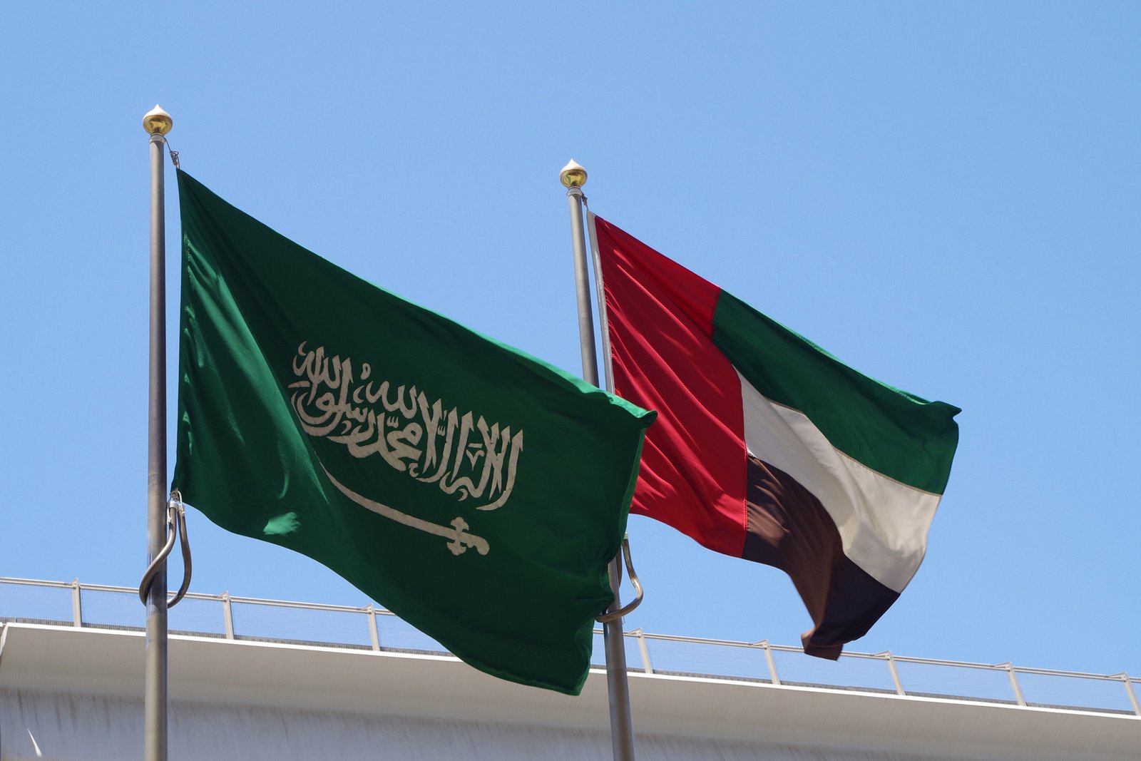 رويترز-السعودية-تفرض-رقابة-مشددة-على-التحويلات-للإمارات.jpg