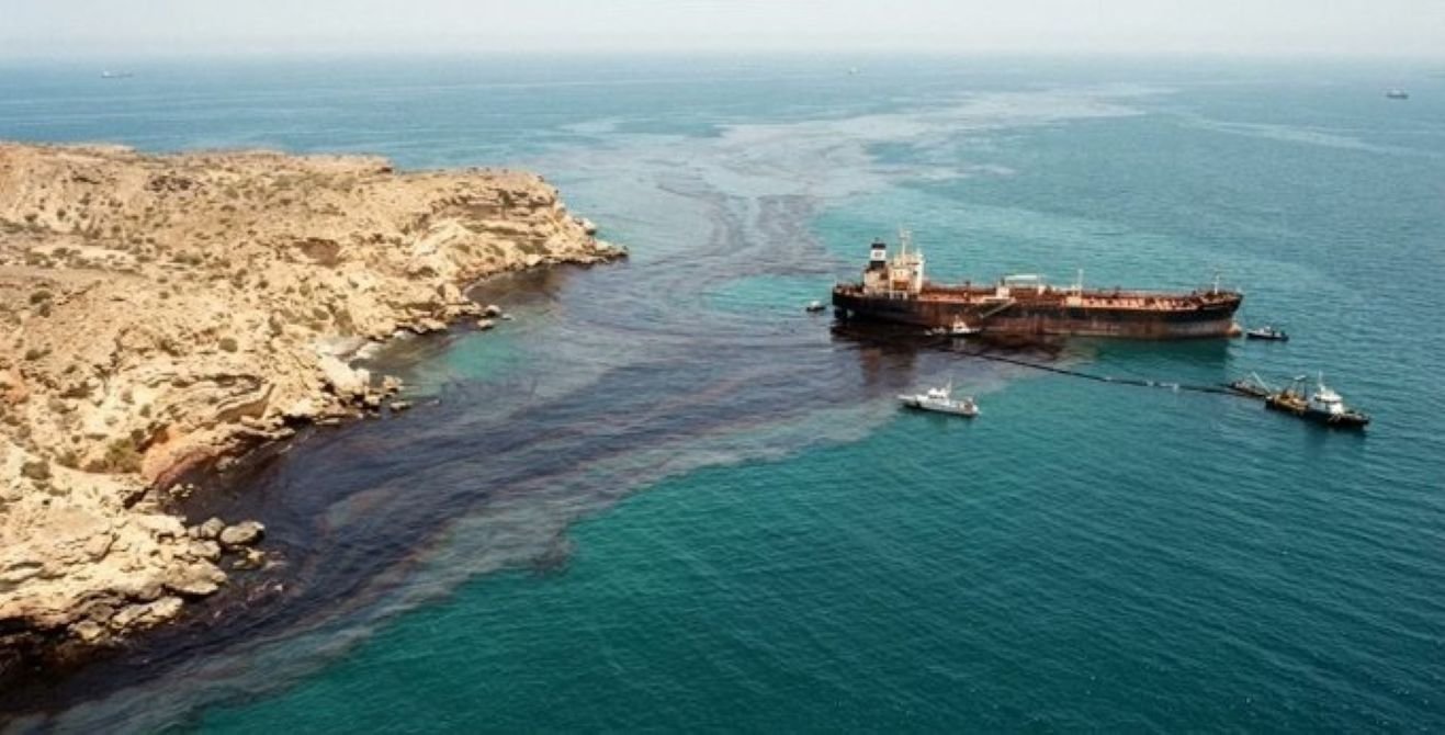 سلطنة-عمان-تعلن-عن-تسرب-نفطي-في-مياهها-الإقليمية.jpg