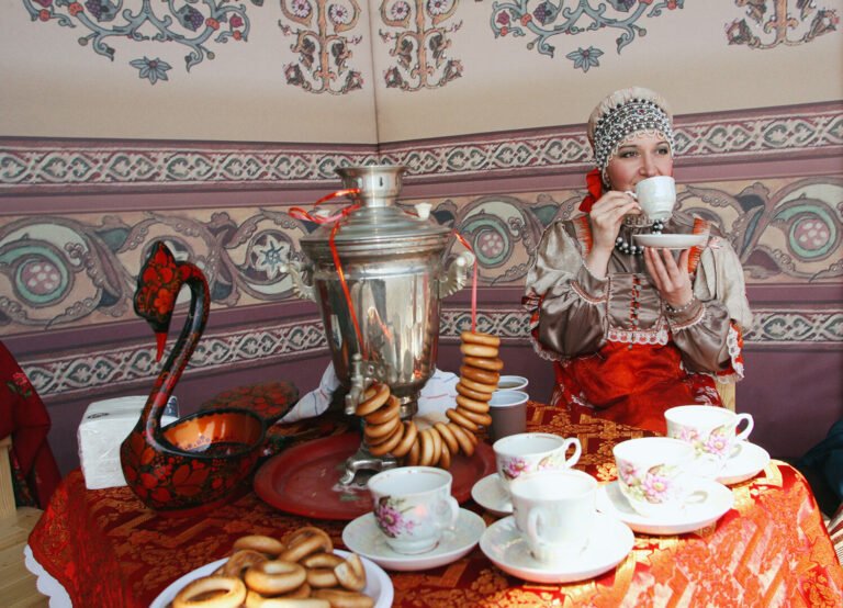 عشر-حقائق-عن-الساماور-الروسي…-من-أداة-منزلية-إلى-رمز.jpg