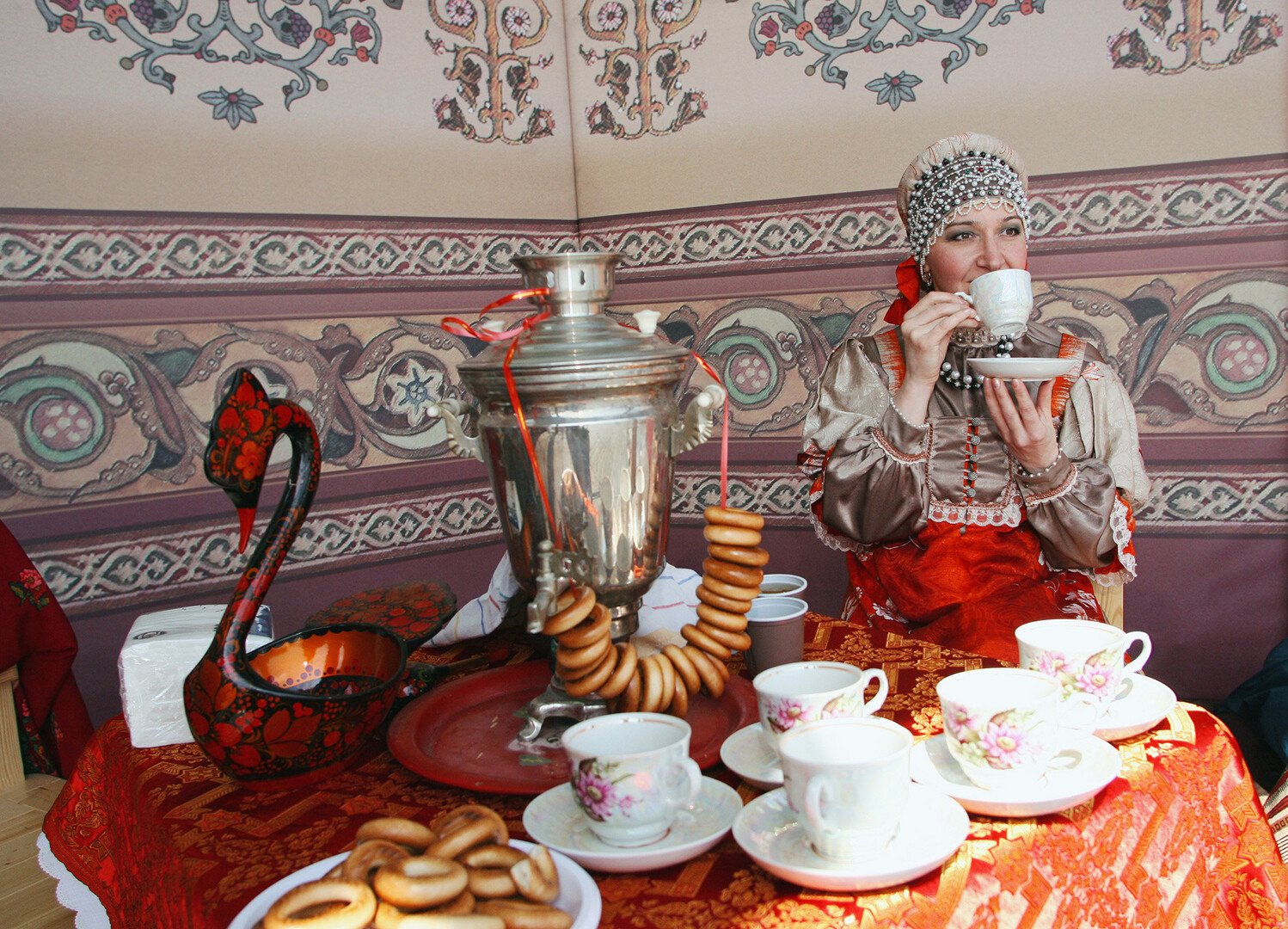 عشر-حقائق-عن-الساماور-الروسي…-من-أداة-منزلية-إلى-رمز.jpg