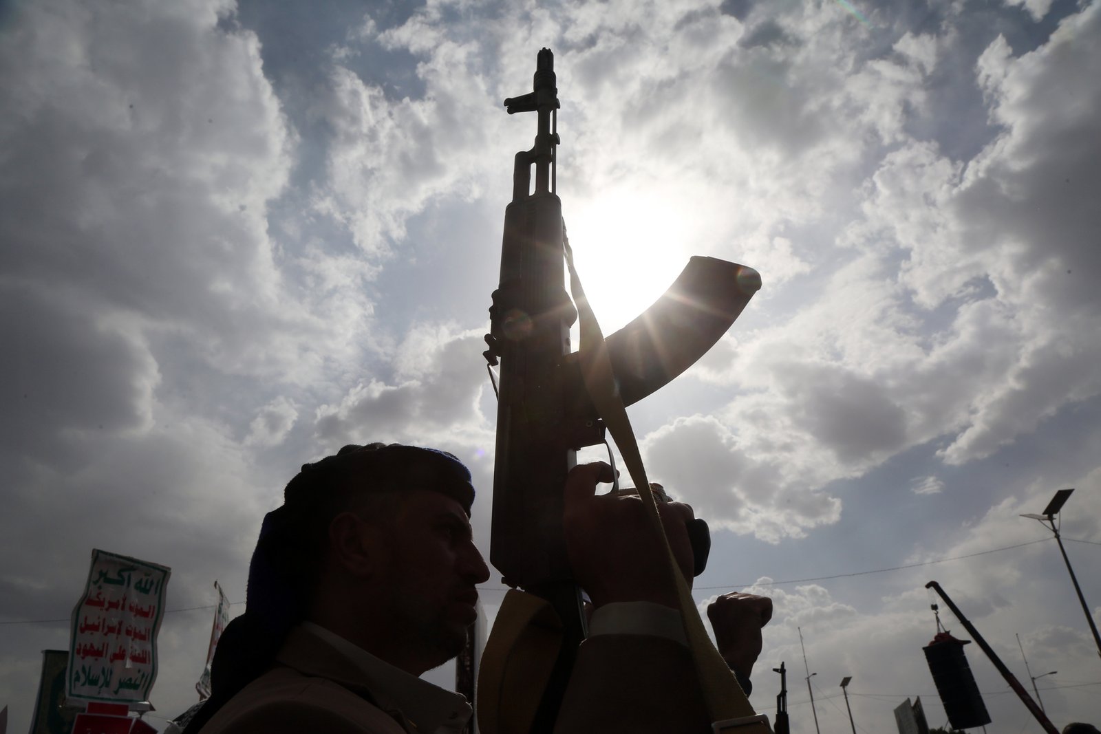 الحوثيون-يعلنون-تحرير-جميع-أسراهم-في-الساحل-الغربي.jpg