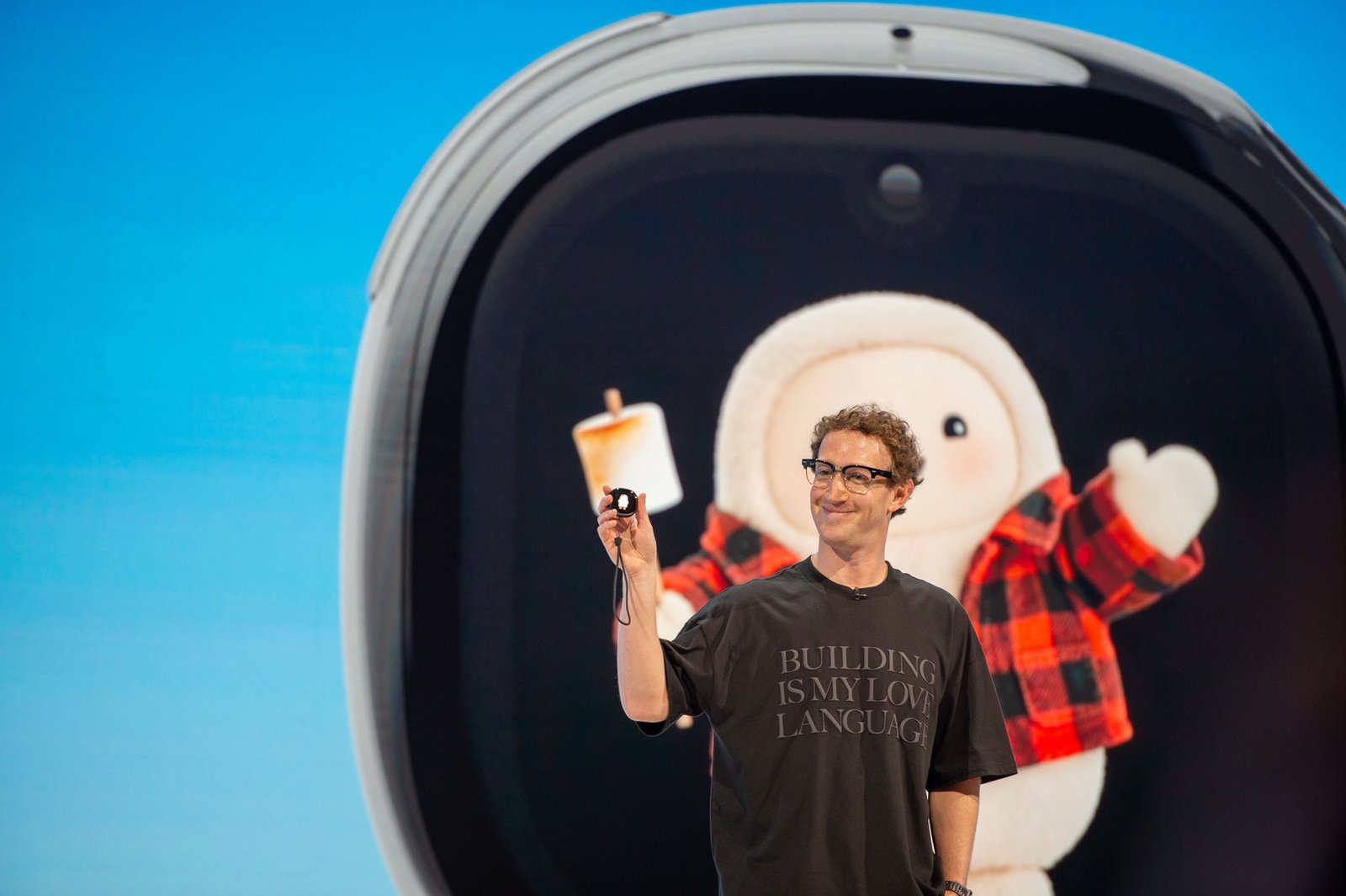 جهاز-جديد-من-ميتا-يتيح-استخدام-مساعدها-الذكي-دون-هاتف.jpg