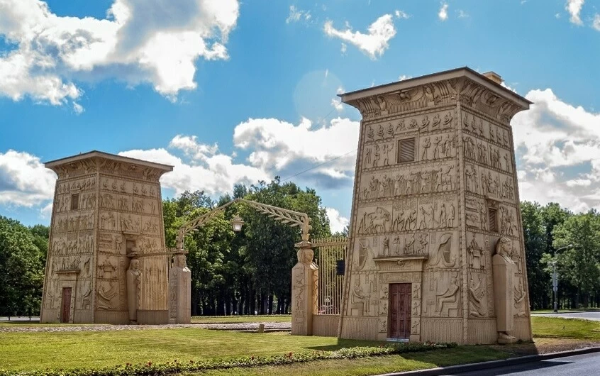 حين-سحرت-مصر-الروس-كيف-وصلت-بوابة-فرعونية-إلى-بطرسبورغ؟.webp.webp