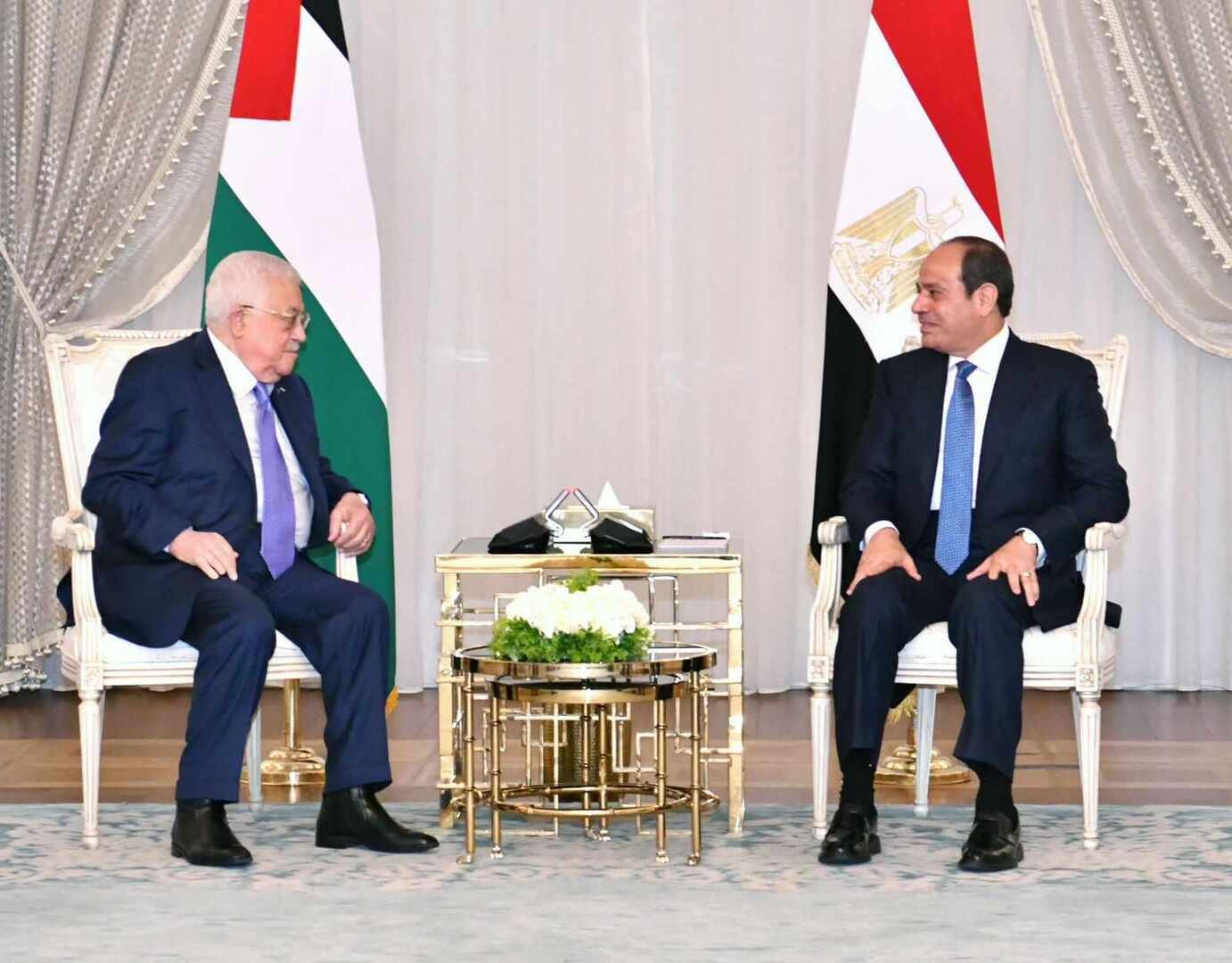 خط-أحمر-ضد-التهجير-السيسي-يستقبل-عباس-في-القاهرة.jpg