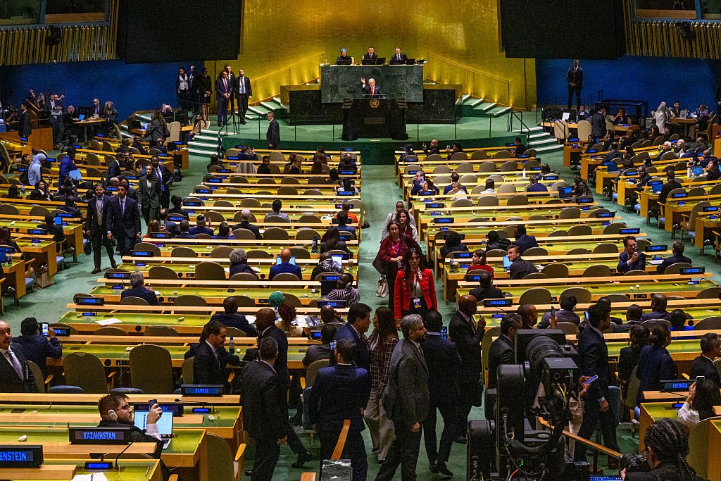 دبلوماسي-إسرائيلي-يدوّن-الدول-التي-غادرت-وفودها-القاعة-خلال-خطاب.jpg