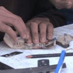 غزة-النقد-المهترئ-يربك-الحياة-ويخلق-مهنة-أطباء-المال.png