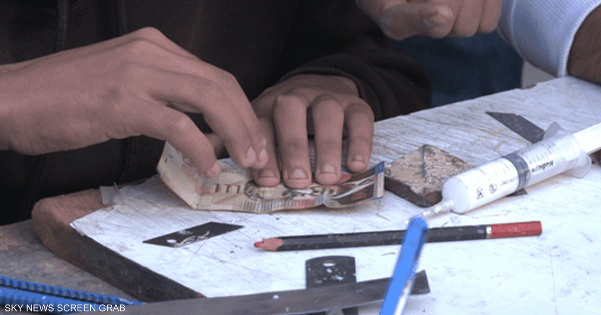 غزة-النقد-المهترئ-يربك-الحياة-ويخلق-مهنة-أطباء-المال.png