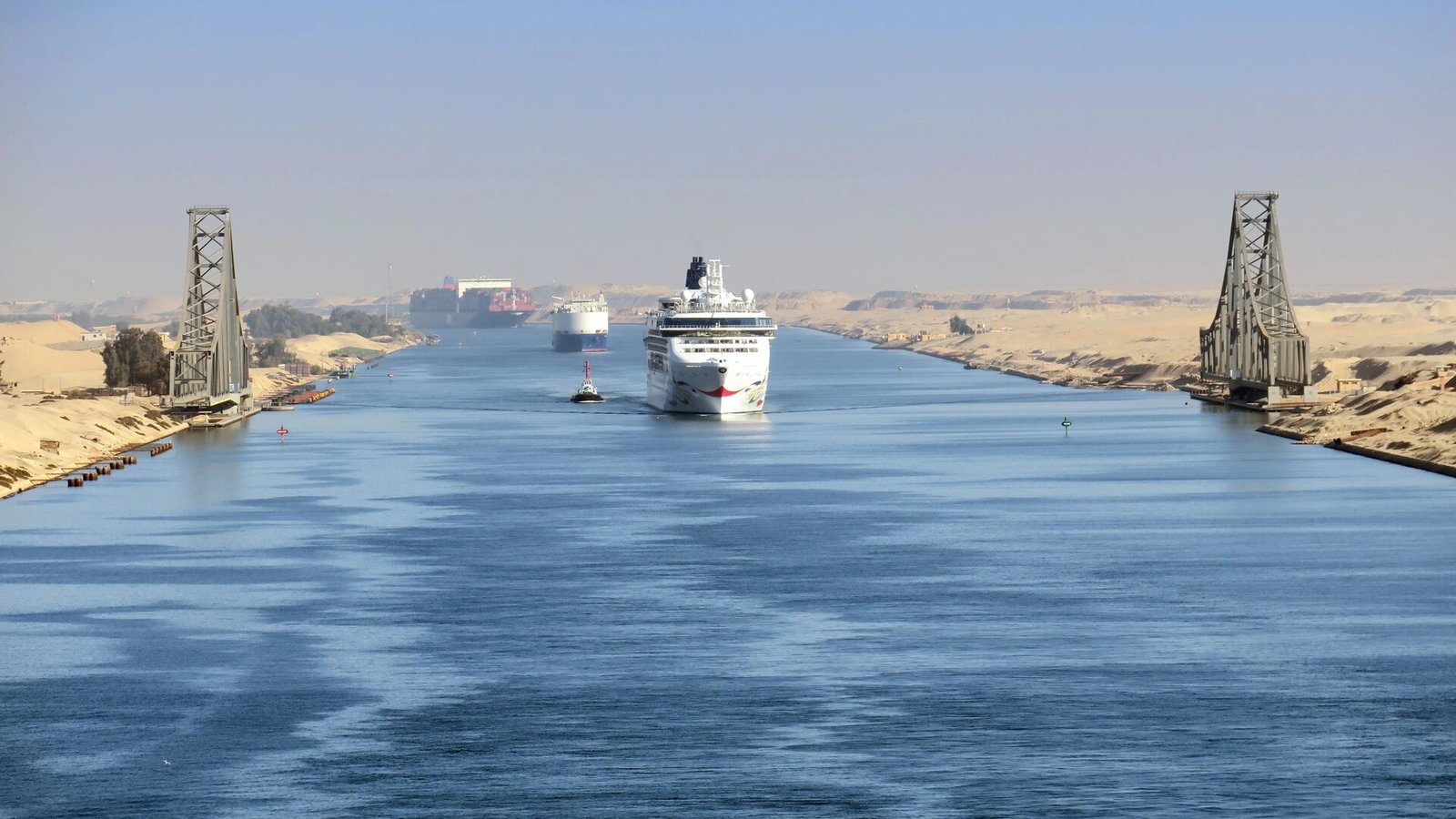 قناة-السويس-تستعيد-زخمها-بقفزة-كبيرة-في-حركة-الملاحة-والإيرادات.jpg