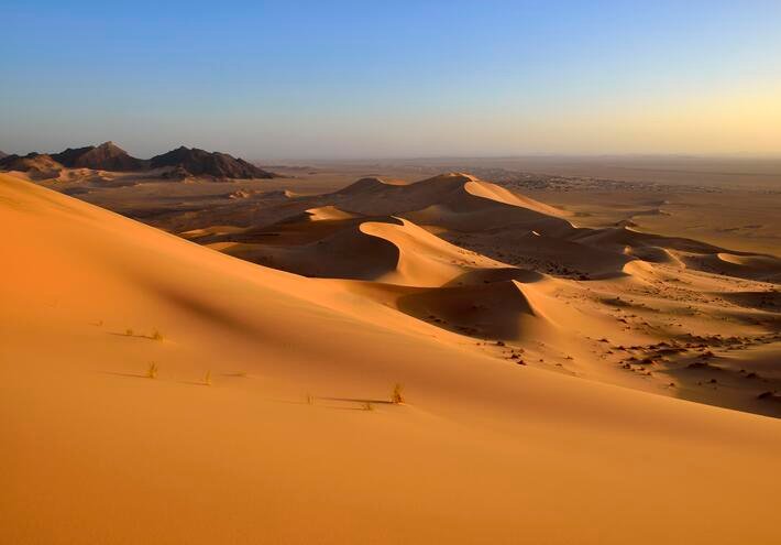 باحثة-جزائرية-تعيد-اكتشاف-فوهات-نيازك-عمرها-ملايين-السنين-في.jpg