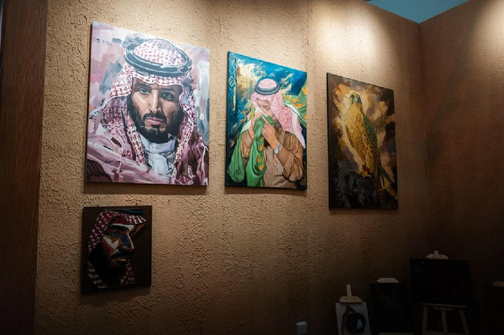 بفرشاة-الفن-أسماء-المجممي-توثّق-صور-الملوك-وتحولها-حكايات-نابضة.webp.webp