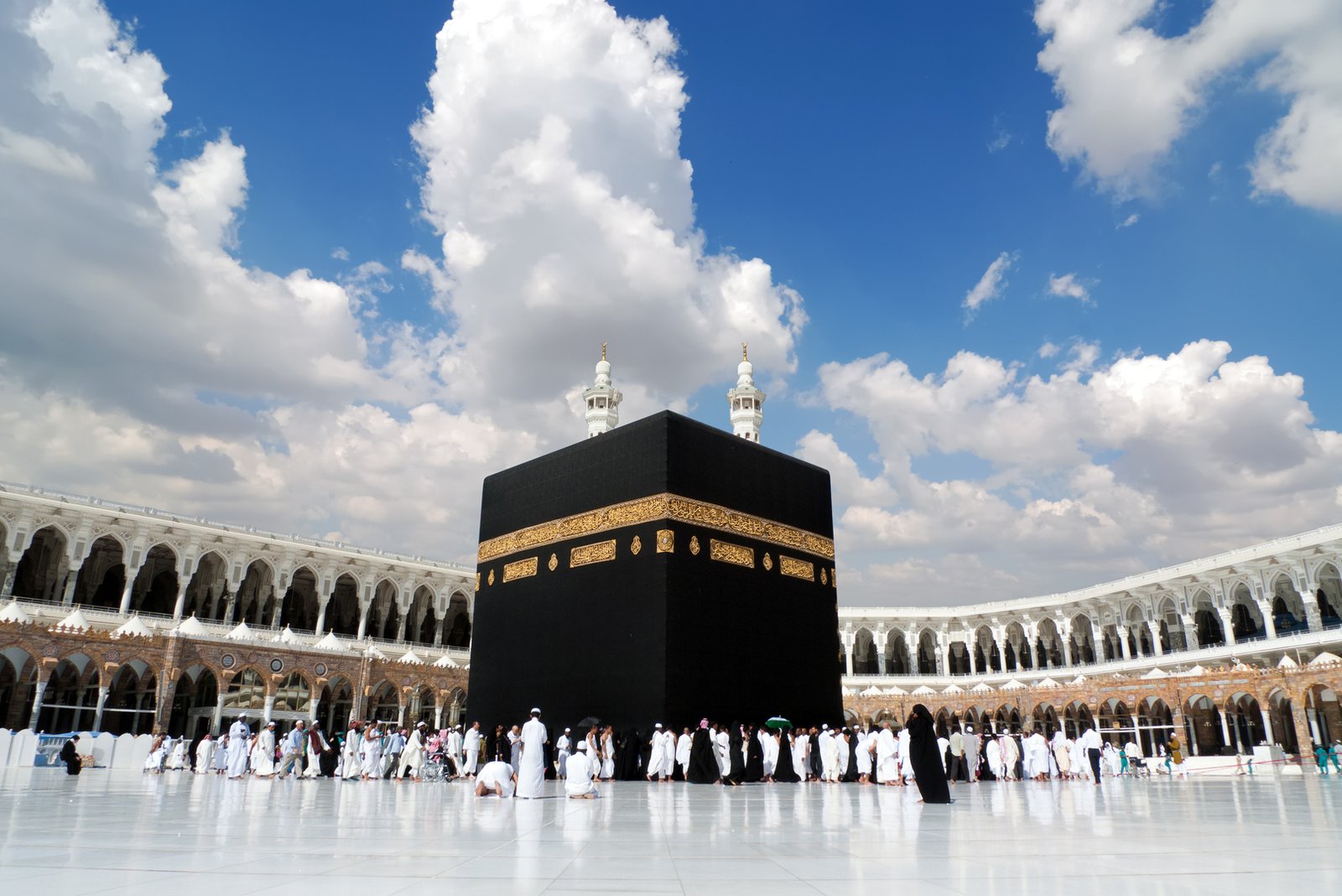 ظلال-الحرب-تعكر-صفو-الرحلة-الإيمانية-المعتمرون-يجدون-أنفسهم-في.jpg