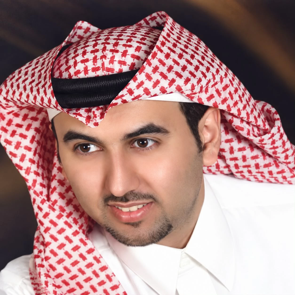 عطر-الرفوف-سعد-المحارب-يقرأ-بدر-بن-عبدالمحسن-من-بوابة.webp.webp