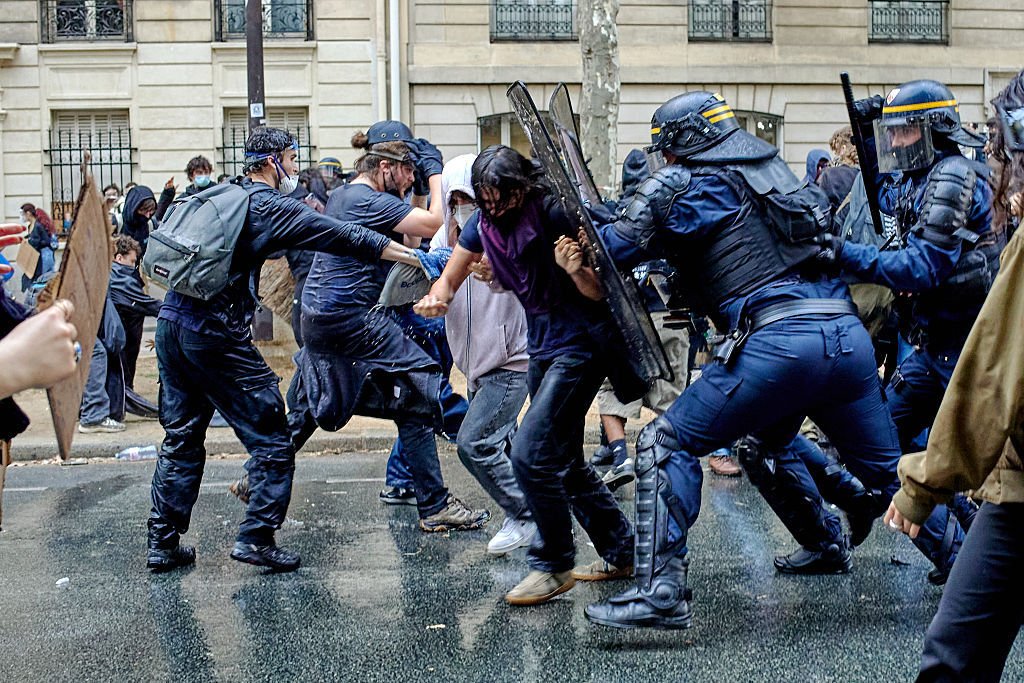 فرنسا-تحترق-على-وقع-احتجاجات-عنيفة-تهز-مدنها.jpg