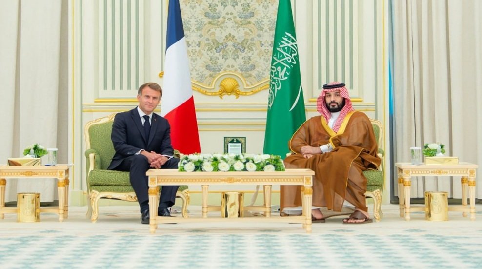 ماكرون-يصل-الرياض-في-زيارة-مفاجئة-وغير-معلن-عنها.jpg