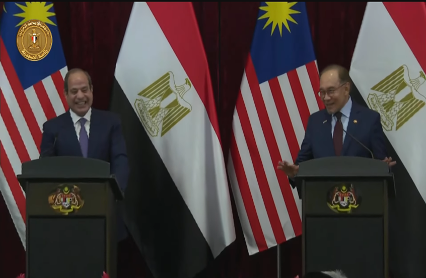 موقف-طريف-بين-السيسي-وأنور-إبراهيم-يغزو-السوشيال-ميديا-فيديو.png